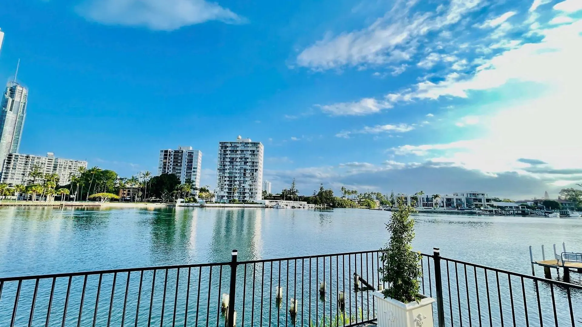 וילה גולד קוסט Waterfront Home In Heart Of Surfers Paradise